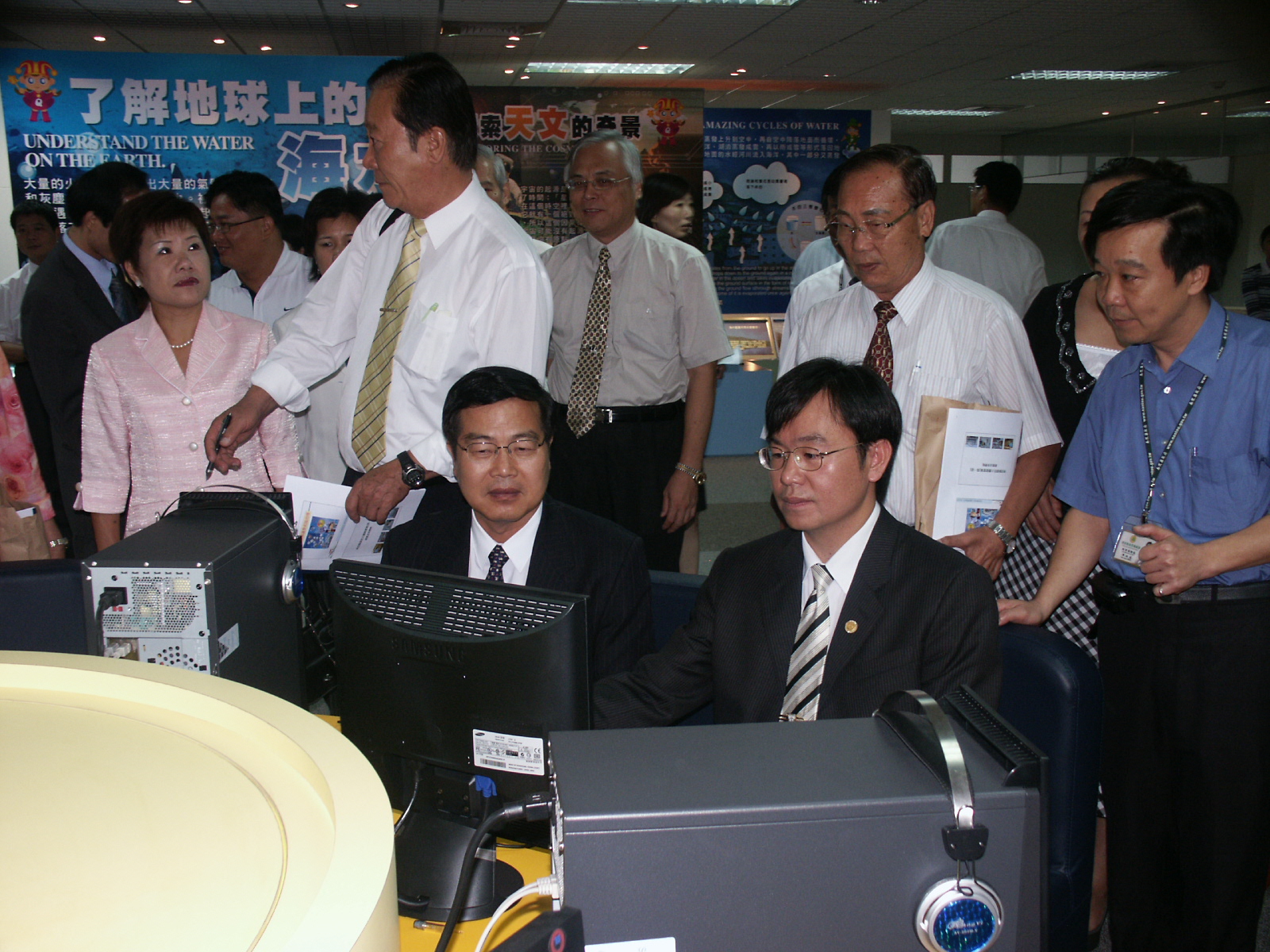 圖片-李縣長與縣議員視察本縣資訊大樓第一期建置案成果