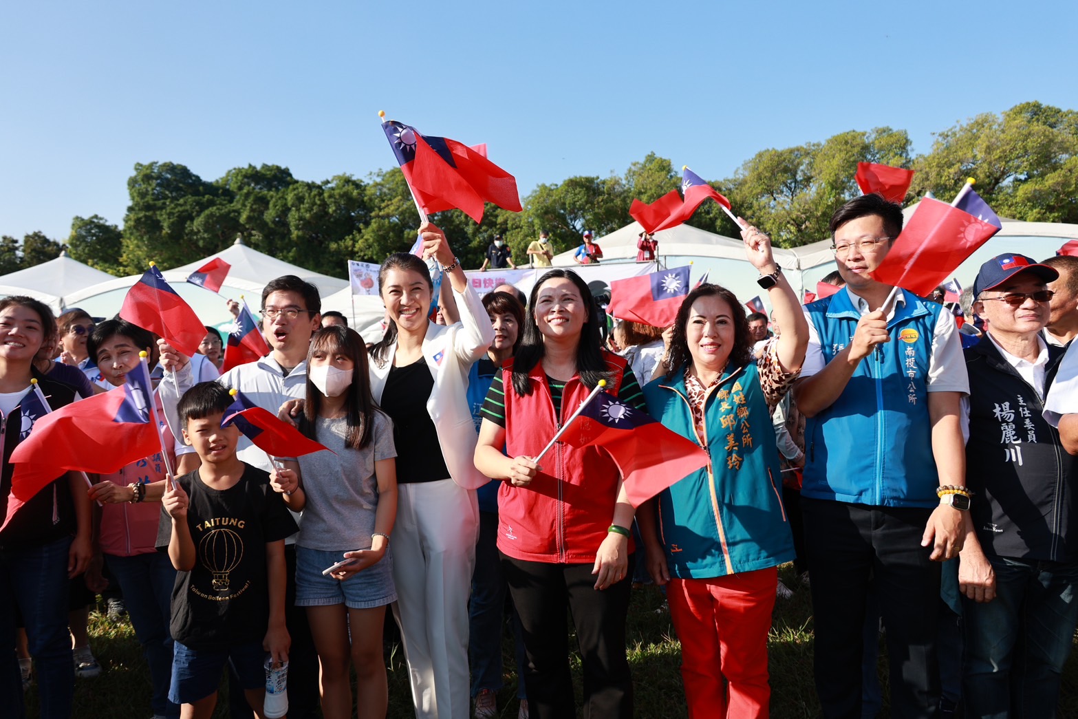 相關圖片1-5千人升旗高呼中華民國生日快樂 場面溫馨隆重