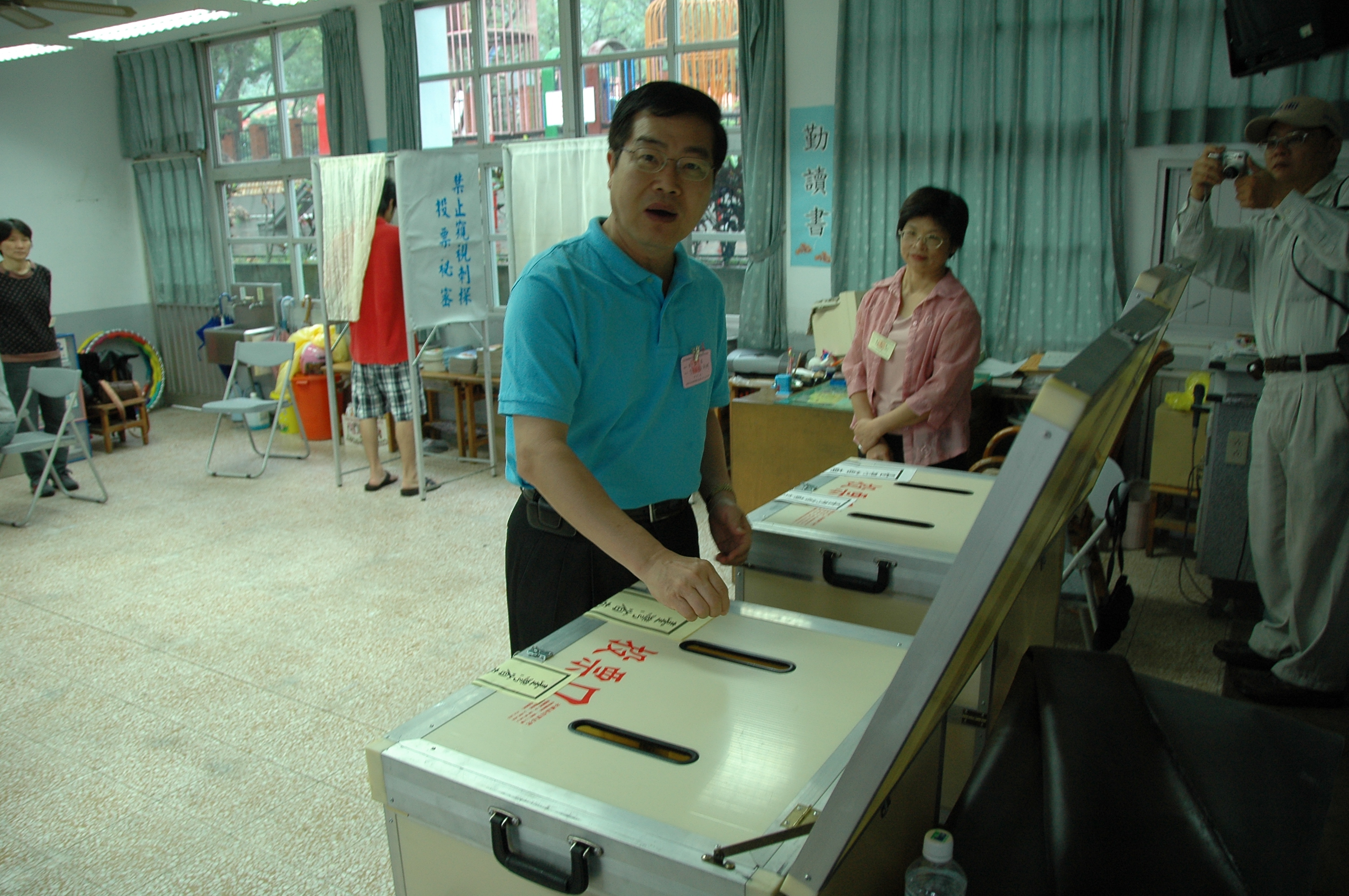 圖片-鄉鎮市民代表及村里長選舉，李縣長投下神聖一票