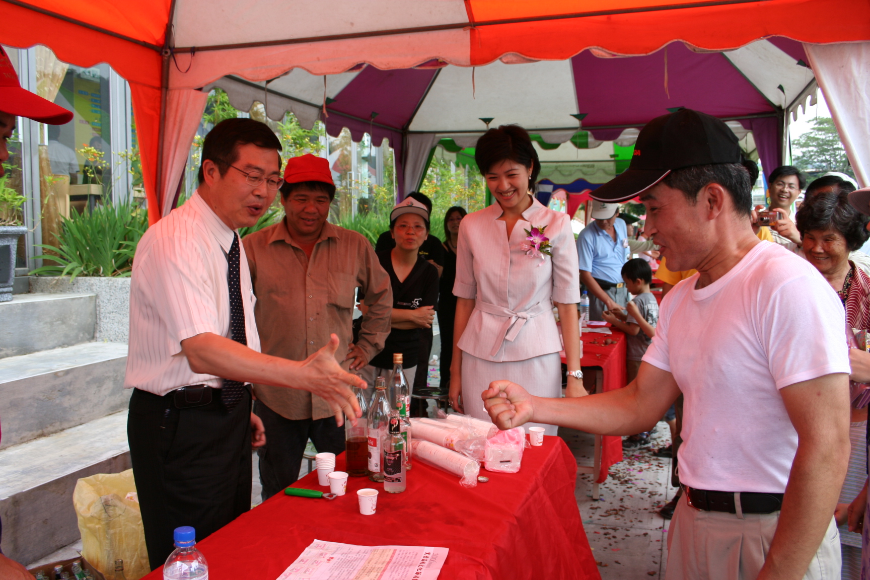 圖片-李縣長參加2006南投市黑葉荔枝文化節活動