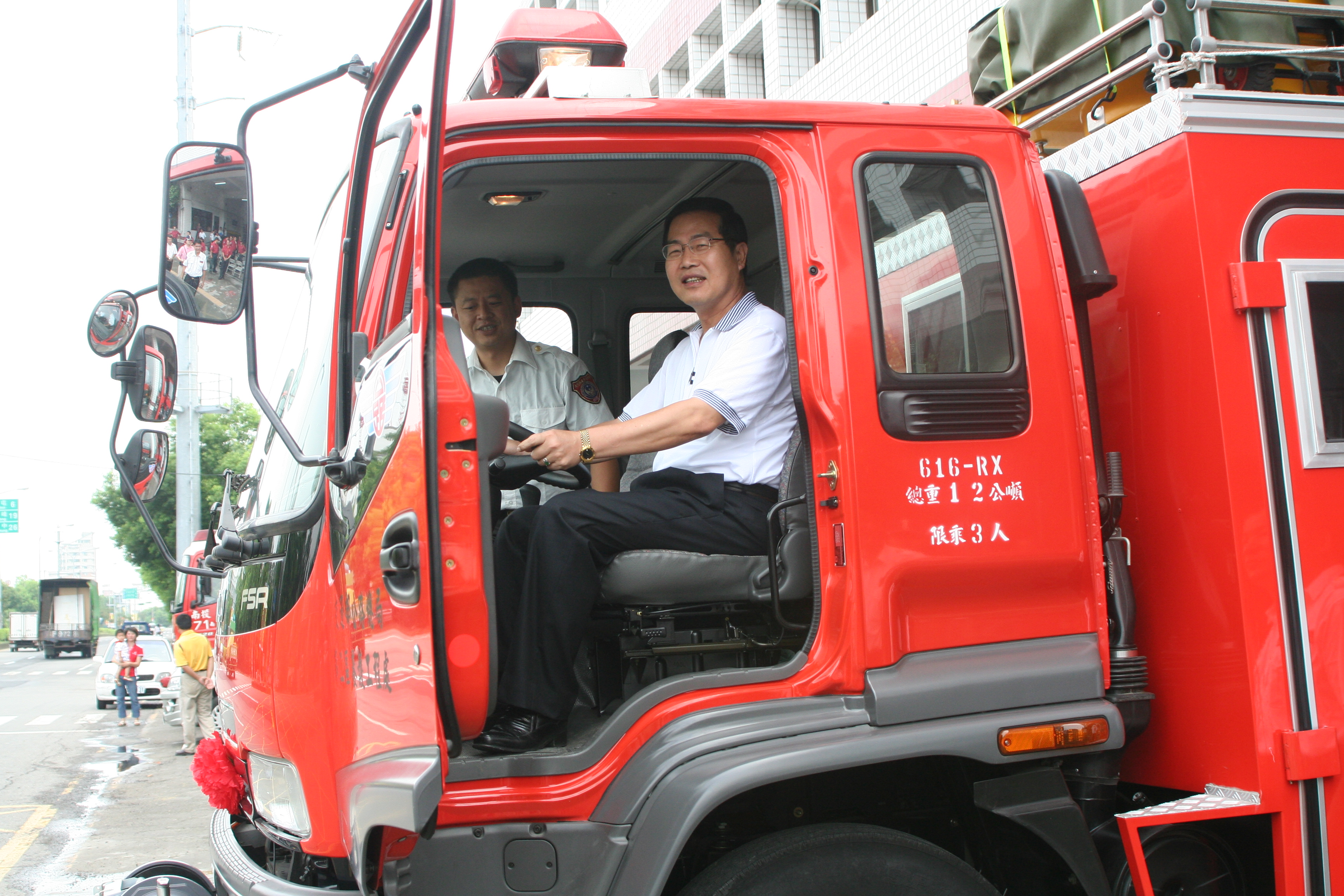 圖片-公路局贈化學消防車強化八卦山隧道救災功能