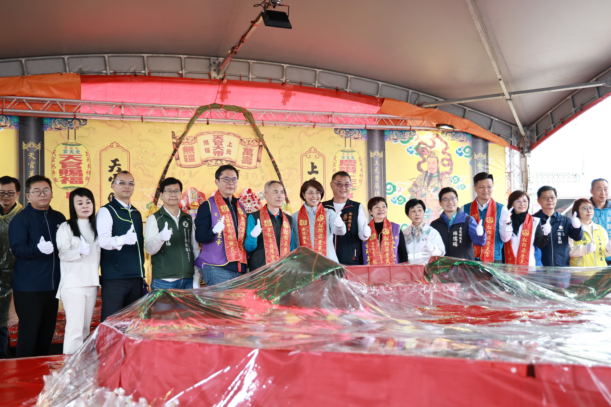 相關圖片4-許縣長出席受天宮團拜獻禮揭米糕桃祝壽活動