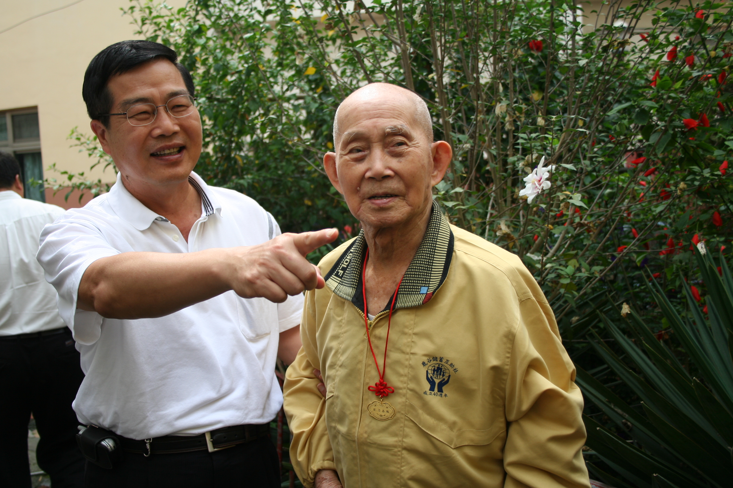 圖片-縣長李朝卿訪全縣最高齡人瑞