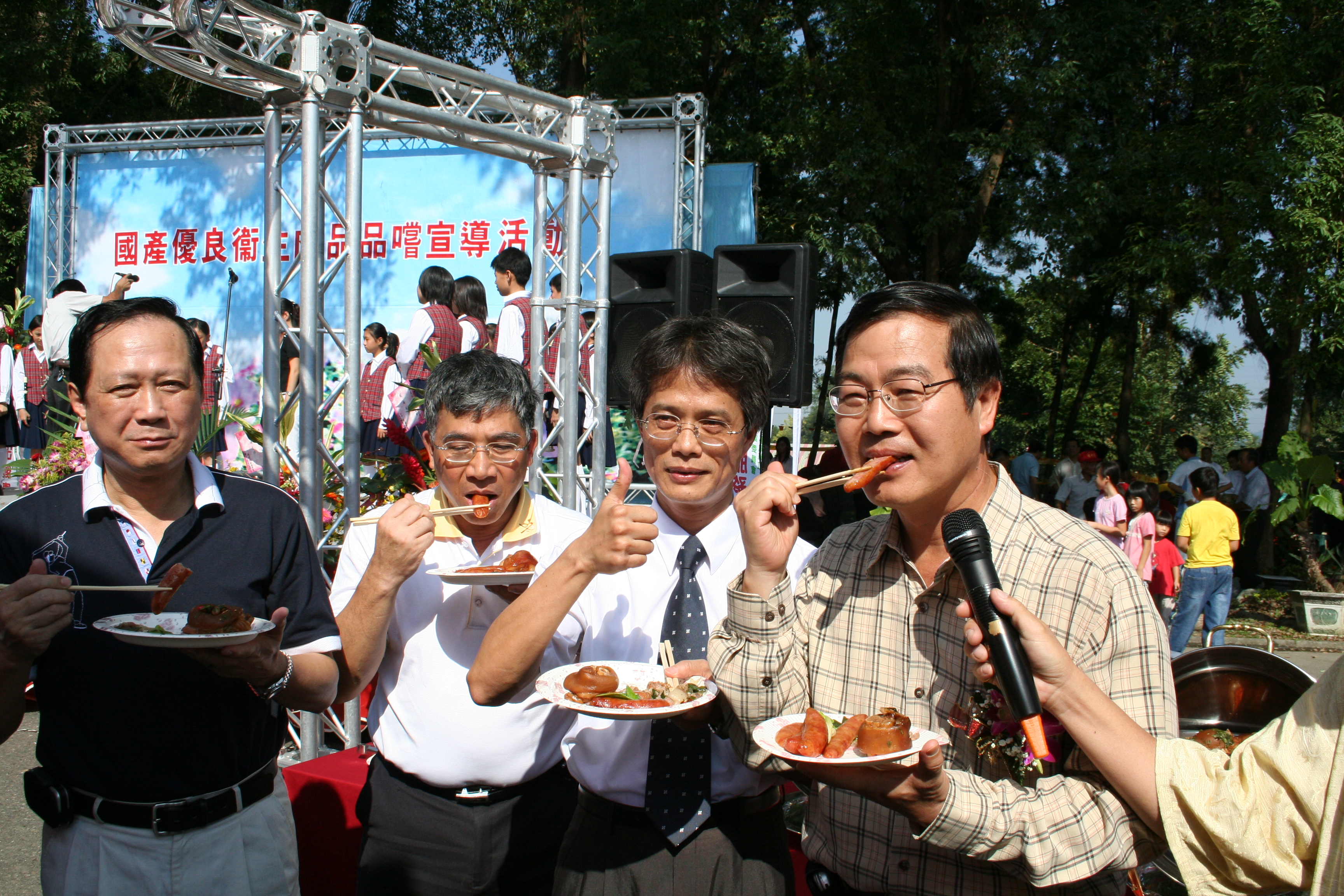 圖片-李縣長前往肉品市場為國產優良衛生肉品宣導活動促銷代言