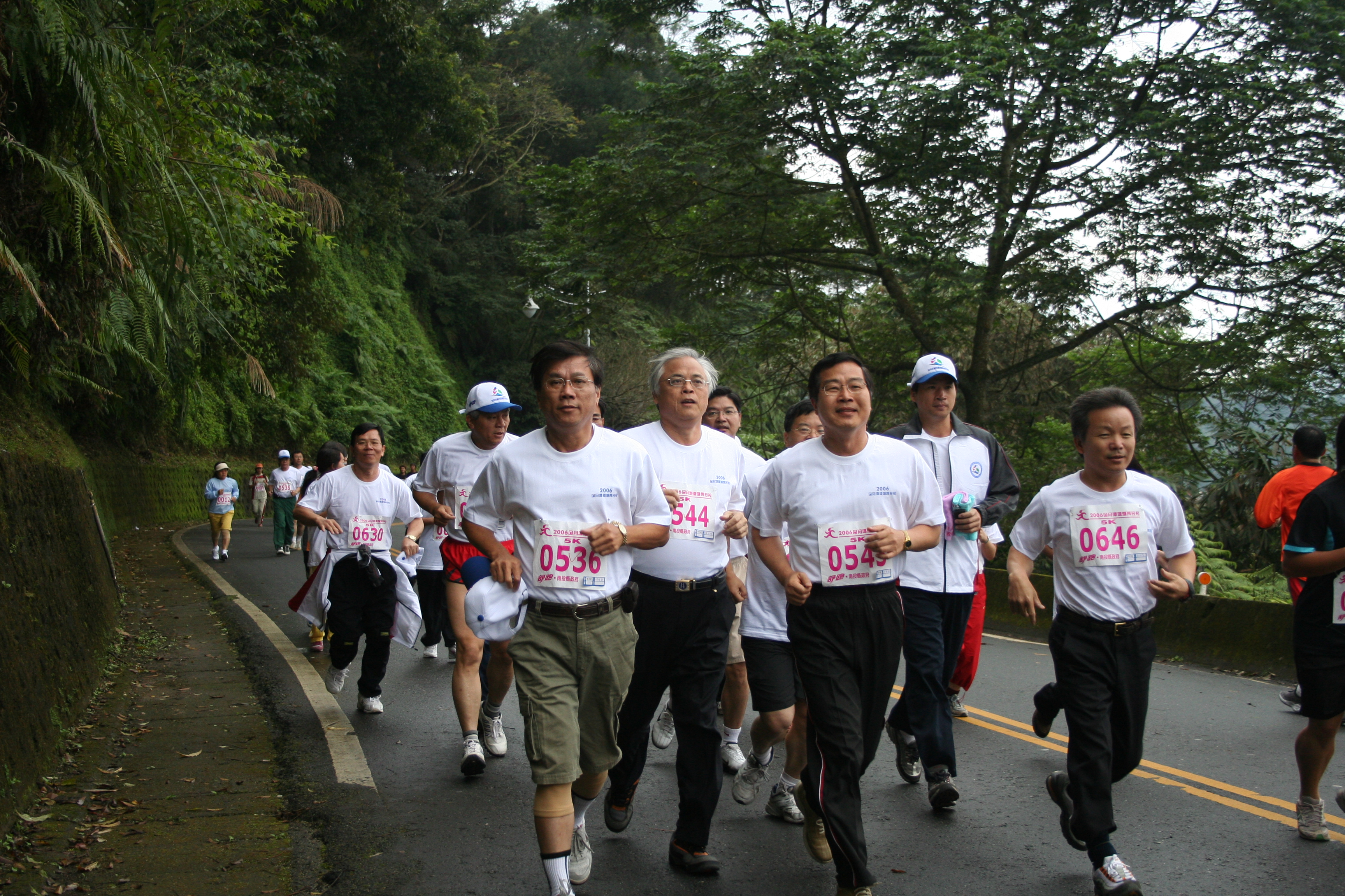 圖片-2006日月潭環湖馬拉松 縣府團隊跑完五公里 蔣清吉奪下馬拉松跑王寶座