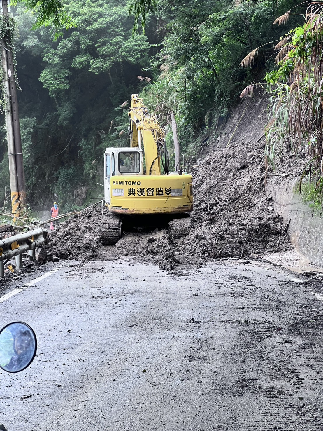 相關圖片1-投89線邊坡不穩土石持續流竄 縣府搶修守護用路安全