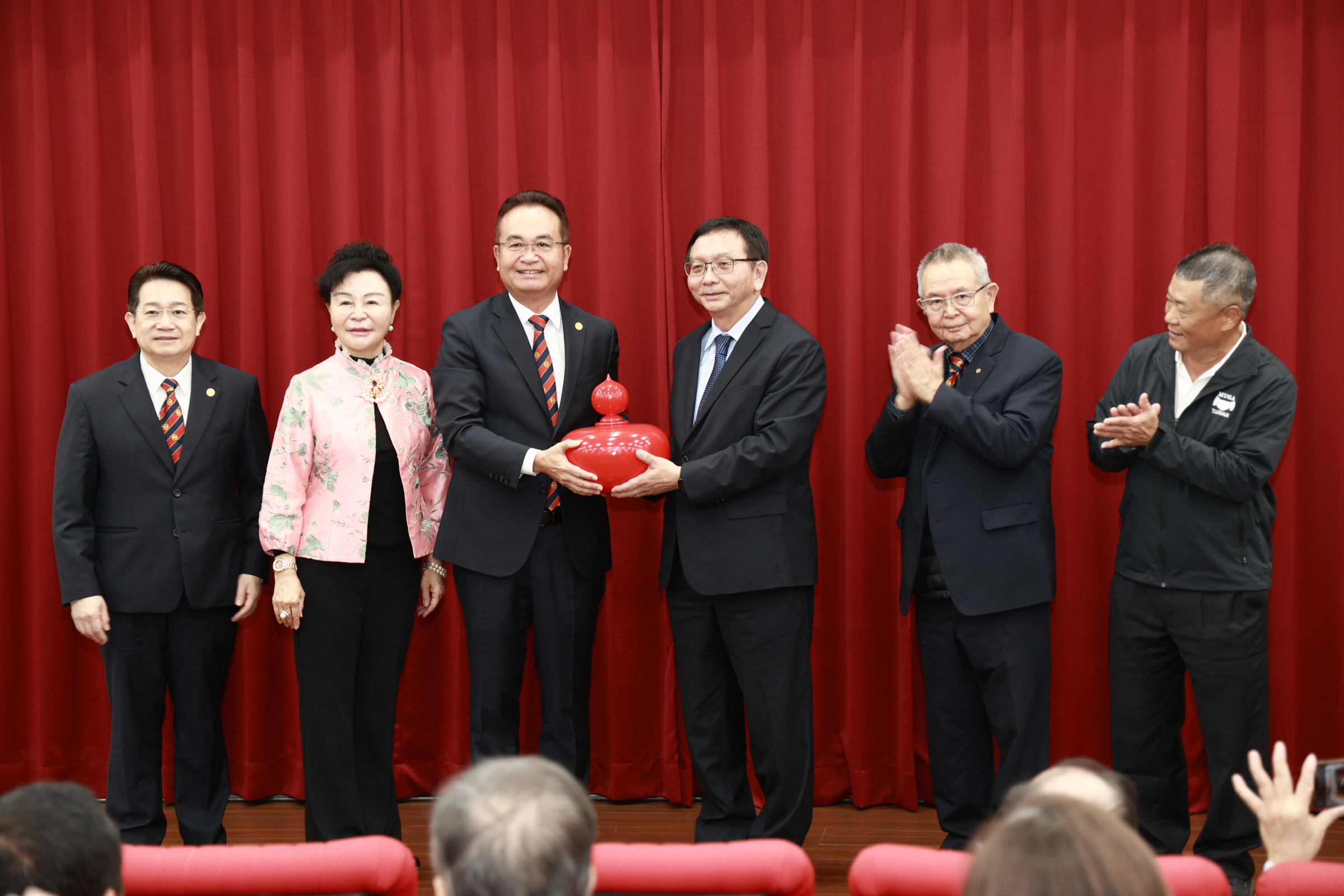 相關圖片3-竹山工業區廠商協進會理事長交接  許縣長到場監交祝賀