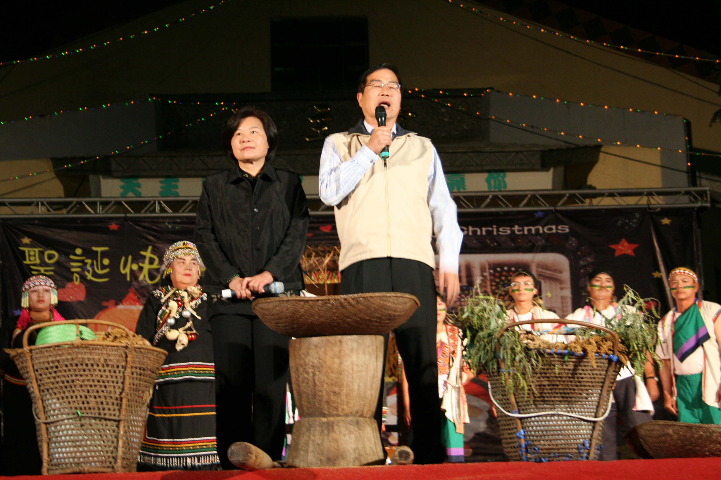 圖片-李縣長偕同夫人與羅娜、地利村居民歡度聖誕夜