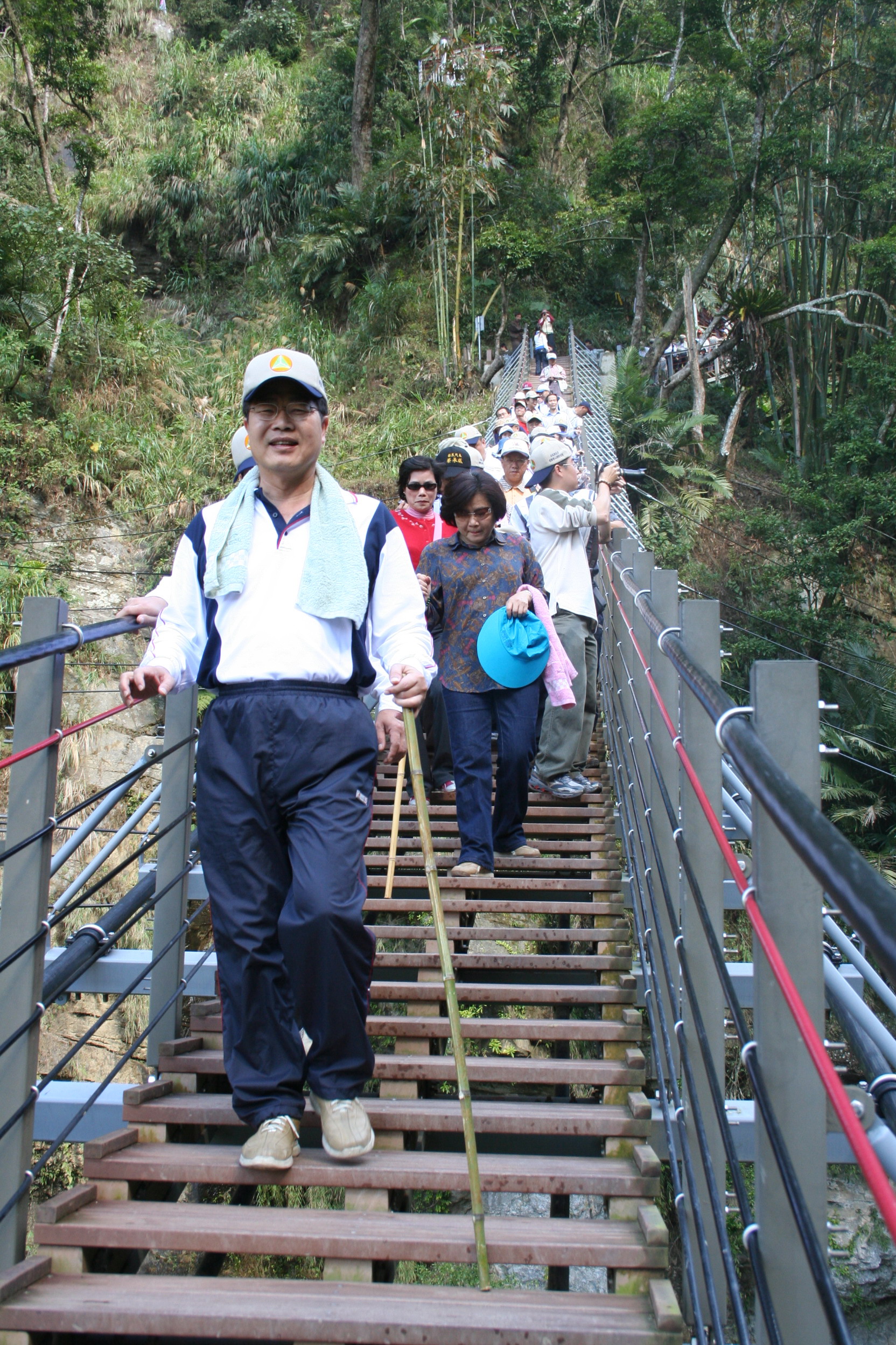 圖片-李縣長率領縣府主管團隊至太極峽谷登山健行