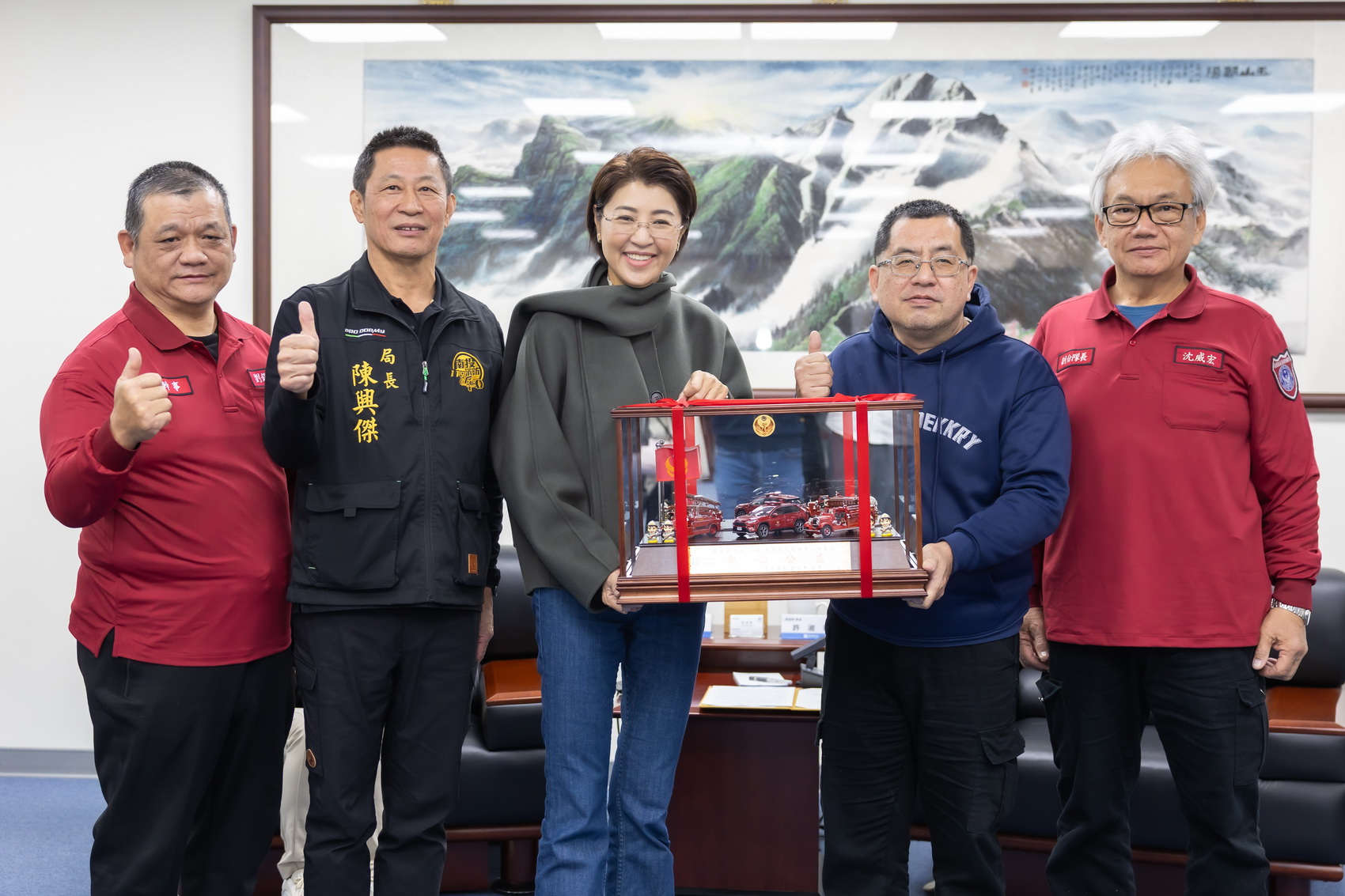 相關圖片3-善心企業捐贈救護、救災指揮車　許縣長回贈紀念小車致謝