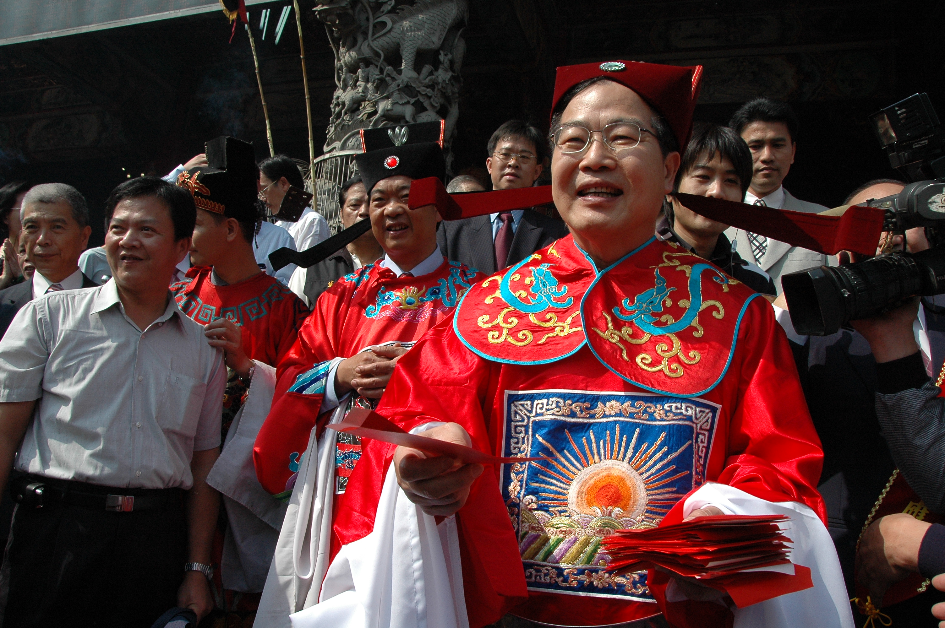 圖片-財神爺廟扮財神，李縣長祝賀鄉親新年發大財