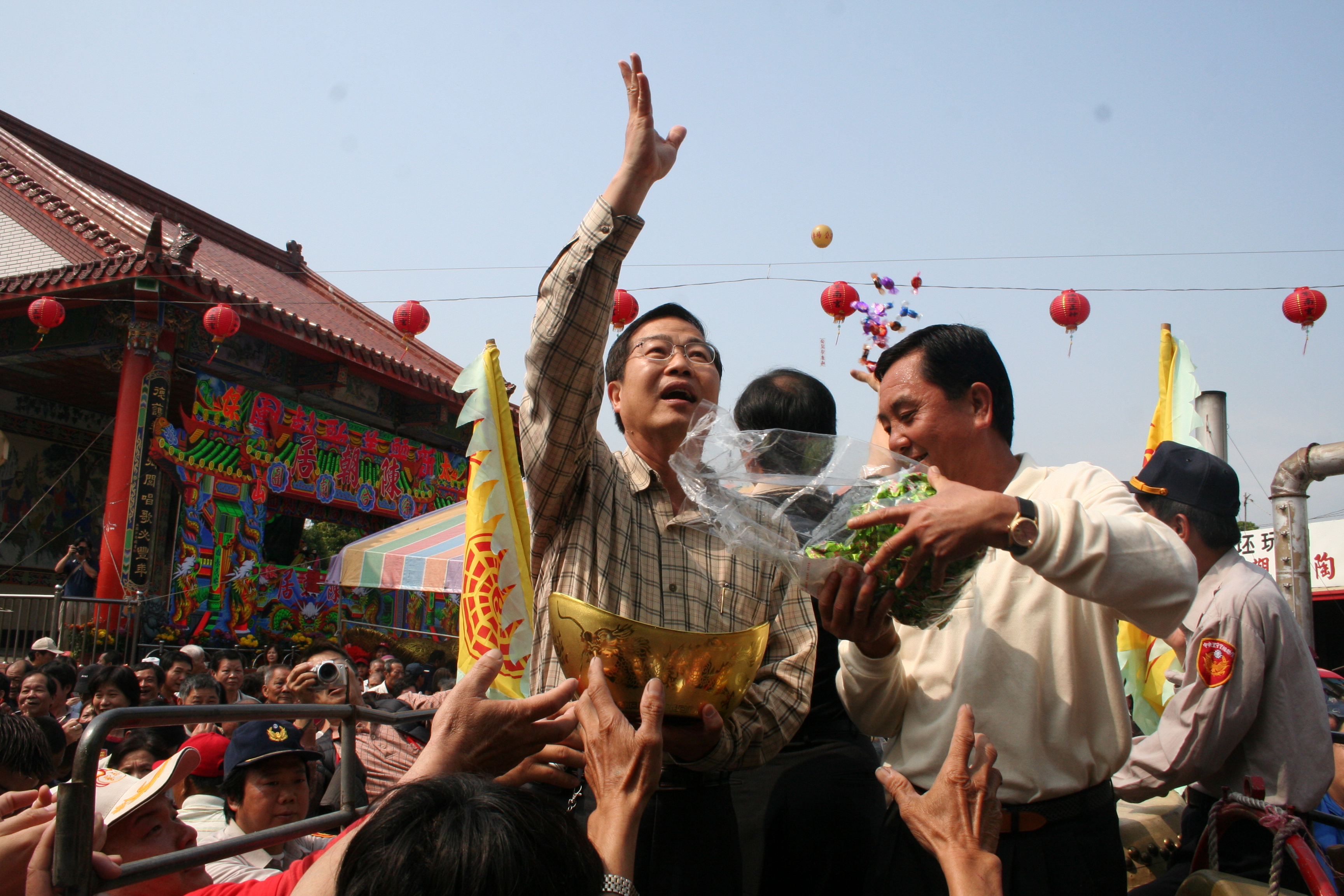 圖片-李縣長至紫南宮吃丁酒活動現場發送紅包、糖果與丁酒