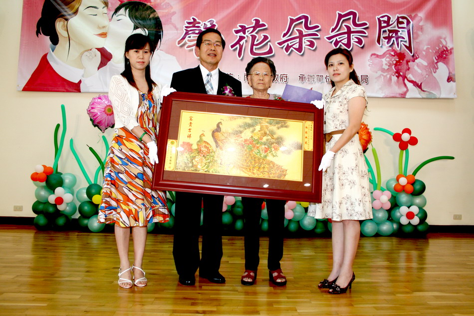 圖片-縣府表揚96年度模範母親並舉辦慶祝活動