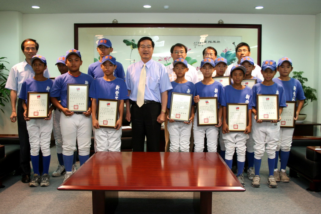 圖片-新豐國小勇奪全國軟式棒球賽第四名  李縣長表揚鼓勵