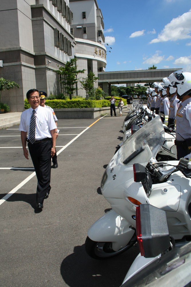 圖片-縣警局成立大型重型機車隊   縣長李朝卿親自授鑰及校閱