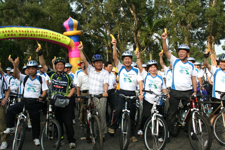 圖片-2007活力南投單車行 香蕉當槍鳴起跑 行銷農業有創意