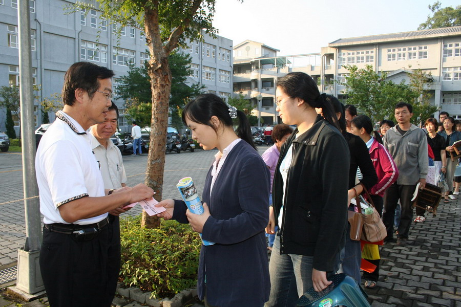 圖片-社區大學96年第1學期報名開始  李縣長前往埔里分校發放號碼牌