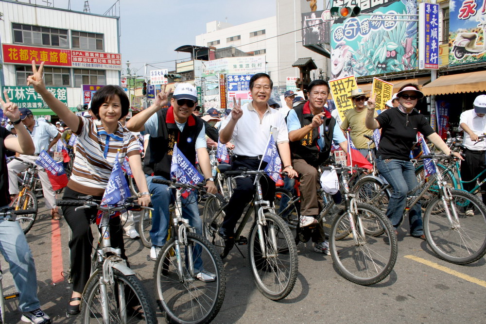 圖片-縣長李朝卿參加重返聯合國單車遊街活動