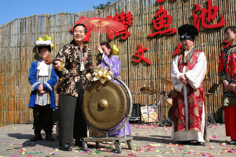 圖片-2007台灣魚池紅茶文化季  縣長李朝卿變裝秀  百斤紅茶牛軋糖吃免驚