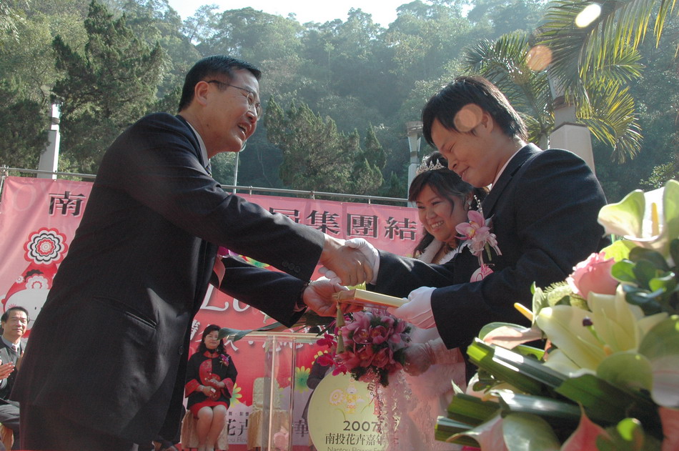 圖片-集團結婚，29對新人地理中心碑見證愛情忠心