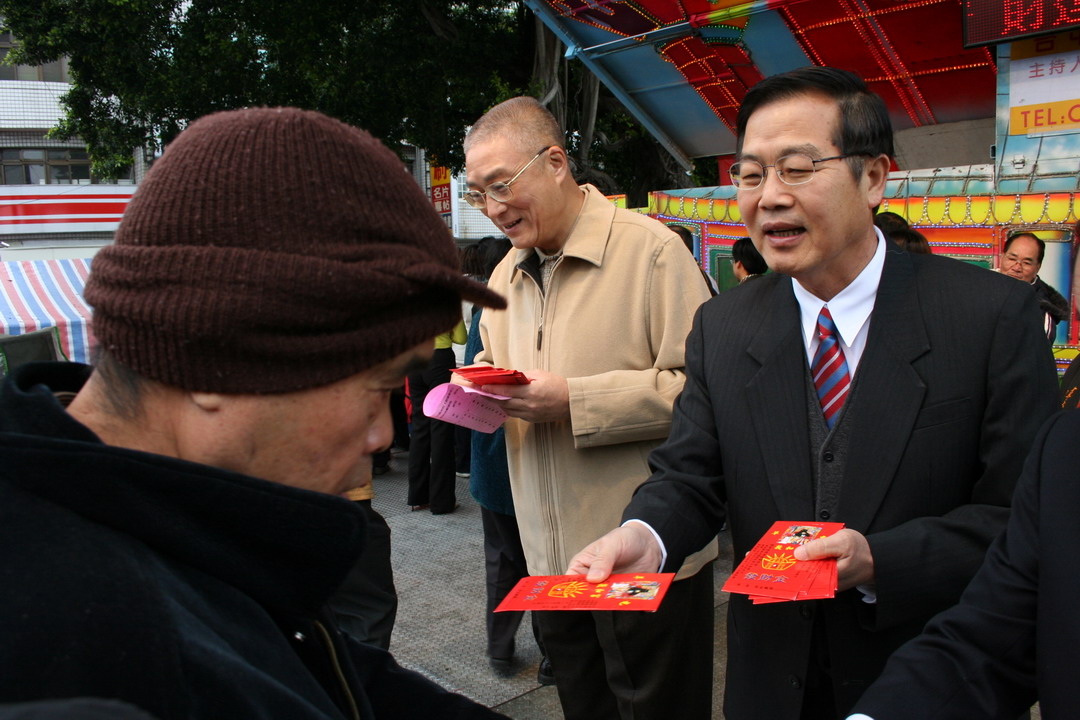 圖片-李縣長大年初一發紅包  祝福縣民新年發財，並感謝對縣政的支持