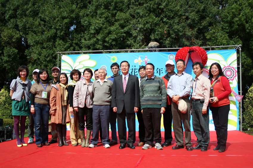 圖片-2007花卉嘉年華活動圓滿閉幕，縣長抽出轎車得主由台北市民獲得