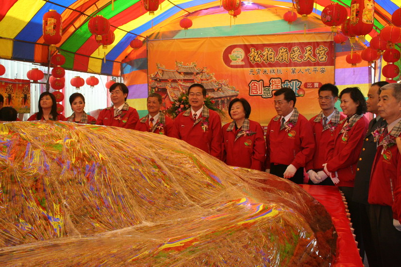圖片-李縣長參加2008元宵米糕桃萬人吃平安開香揭桃儀式