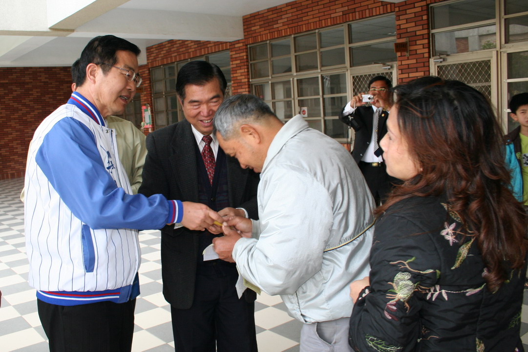 圖片-社區大學報名盛況 李縣長肯定民眾終身學習精神