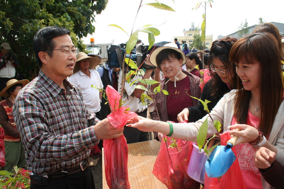 圖片-縣府「植樹減碳、森愛台灣」活動  李縣長與數百民眾一同種下樹苗
