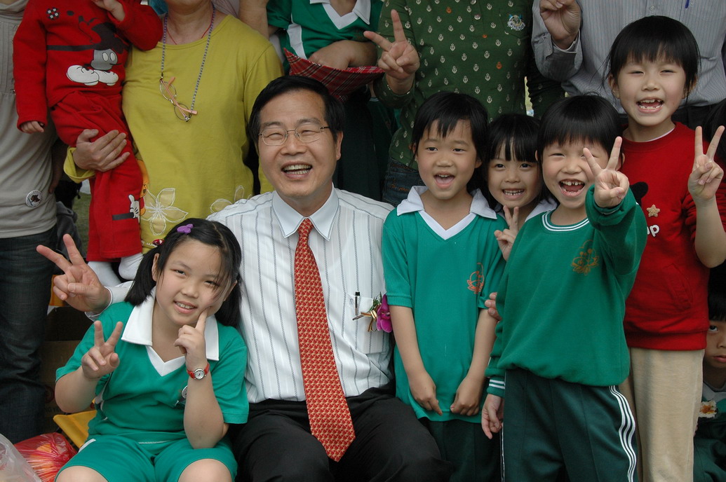 圖片-李縣長參加南投國際青年商會大手千小手親子運動會  與幼童同樂
