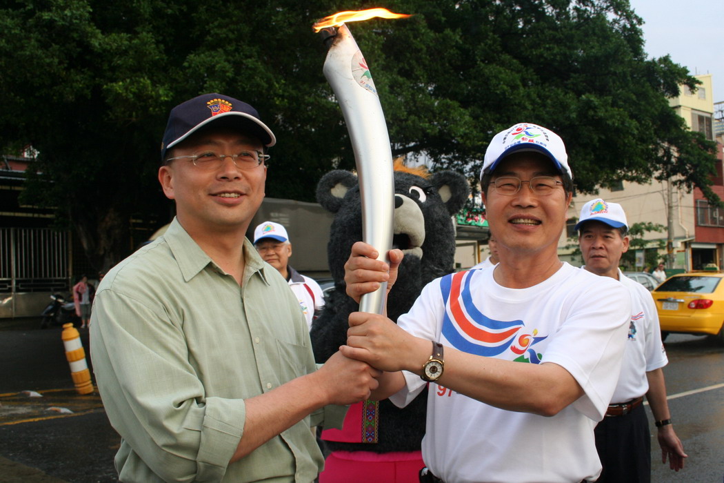圖片-97全中運聖火繞行全台  李縣長迎接返回南投
