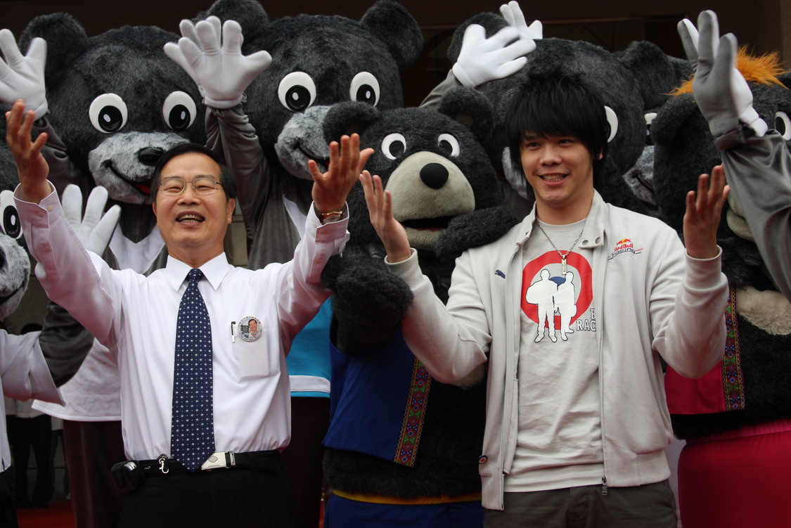 圖片-「97年全中運」記者會  李縣長、盧學叡一同為主題意象揭幕