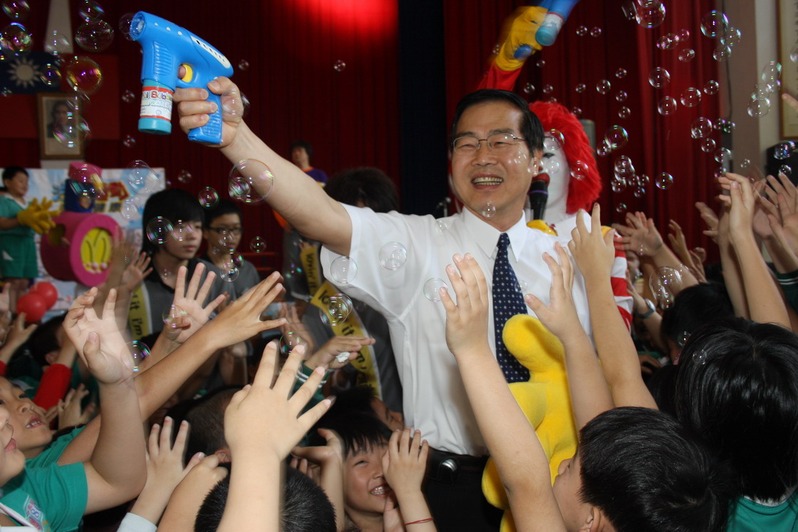 圖片-縣長與麥當勞叔叔 教小朋友正確洗手