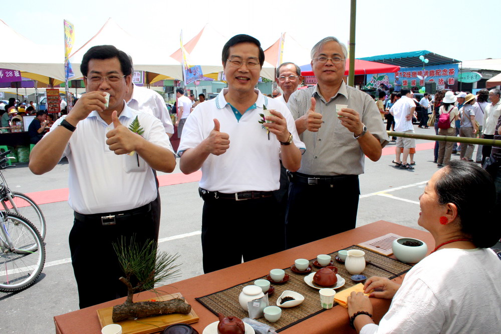 圖片-2008南投茶香健康節在松柏嶺熱鬧登場 李縣長期勉從技術及品質創造優勢 讓南投好茶閃耀國際