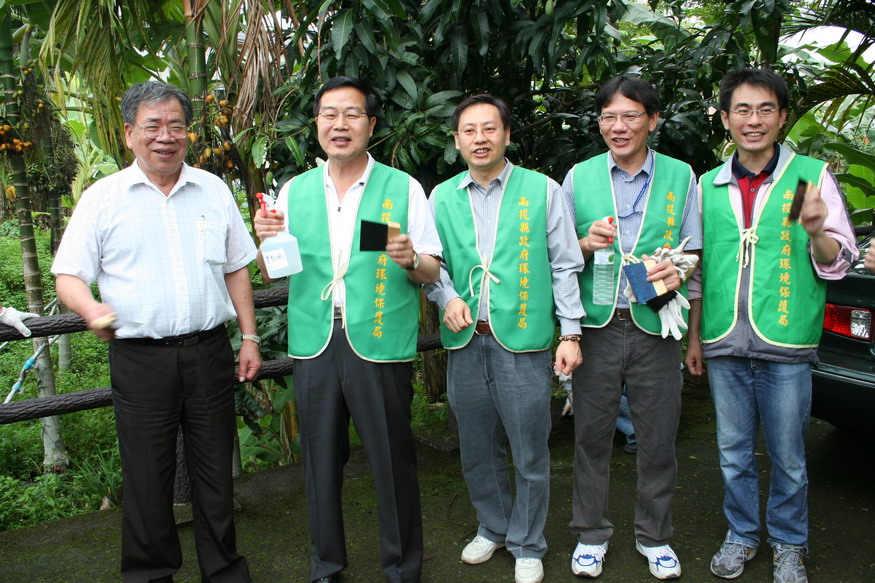 圖片-消滅小黑蚊！李縣長率環保志工與民眾實地剷除青苔遏止小黑蚊孳生