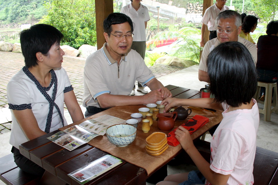 圖片-李縣長出席水里鄉茶香健康節活動 體驗茶與槑對話