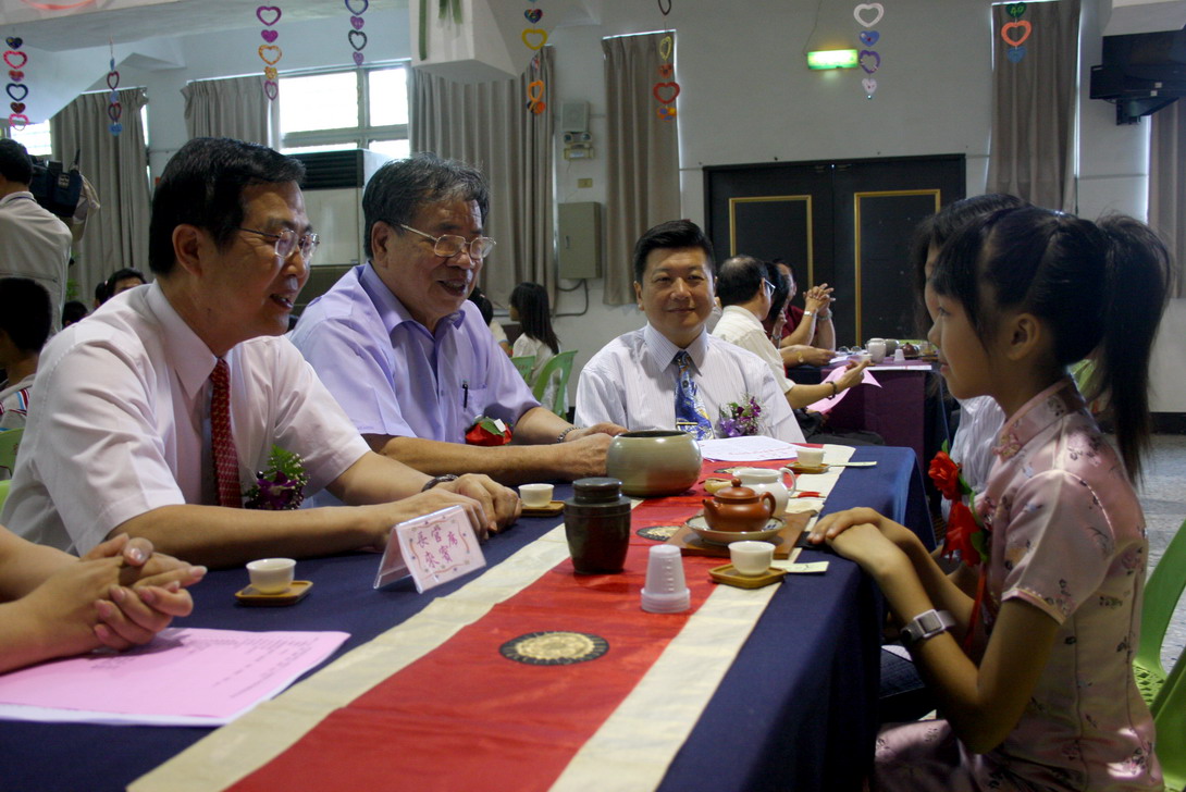 圖片-鹿谷國小畢業生感恩奉茶 李縣長到場勉勵