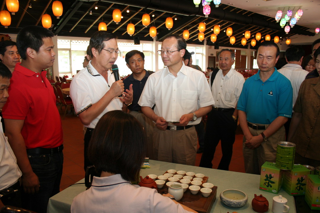 圖片-大陸首發交流考察團蒞臨本縣參訪  李縣長大力推薦本縣特產