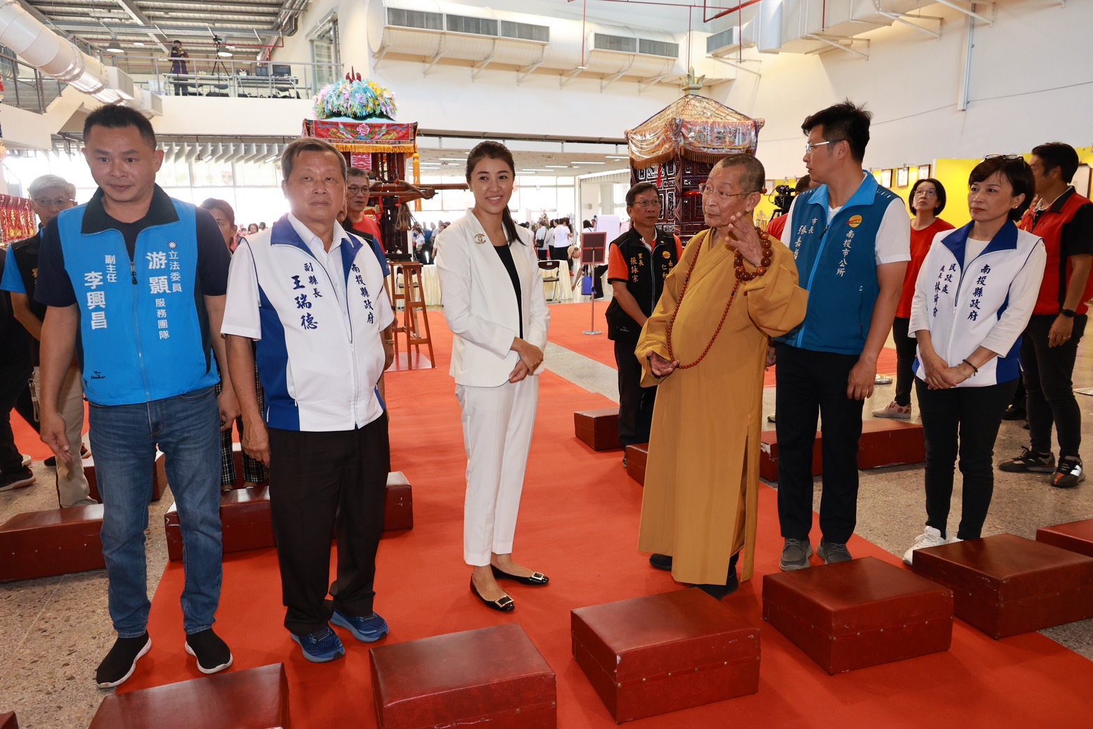 相關圖片2-許縣長萬神法會祈福 邀宗教團體逛茶博喝好茶