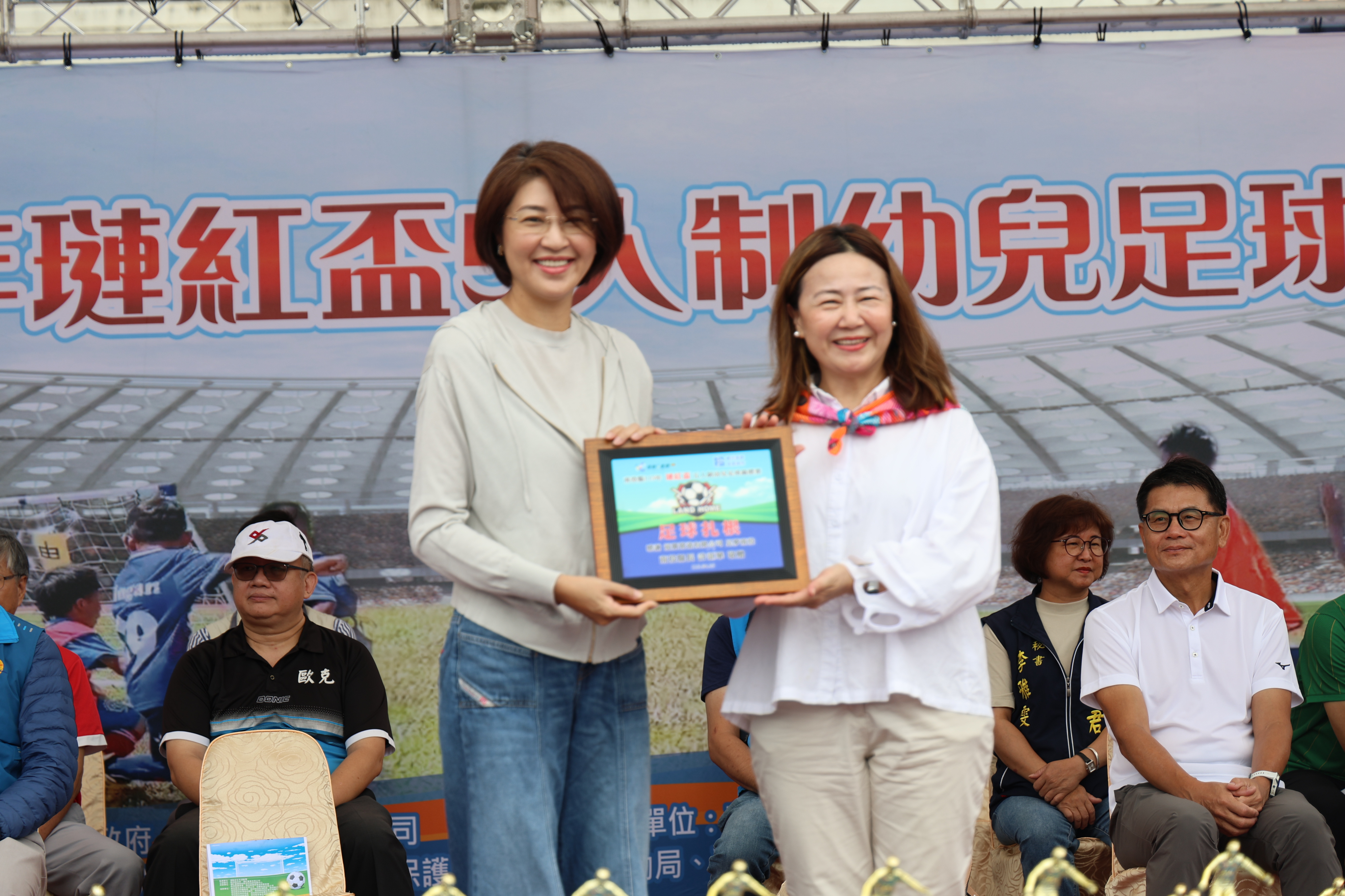 相關圖片2-南投璉紅盃足球賽登場  78隊小選手歡喜領取人生第一面姓名獎牌