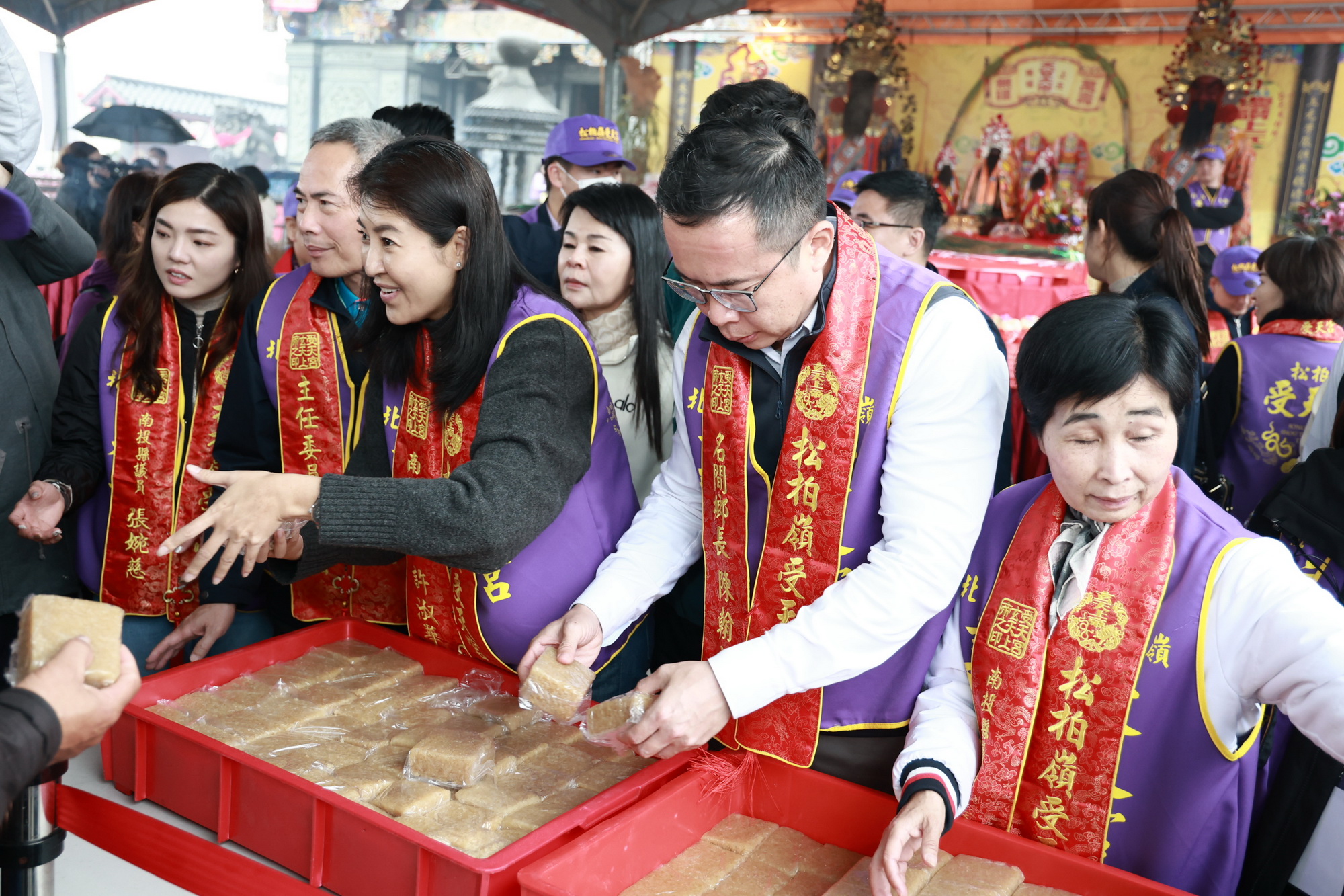 相關圖片3-米糕桃吃平安 許縣長出席受天宮團拜揭桃祝壽活動