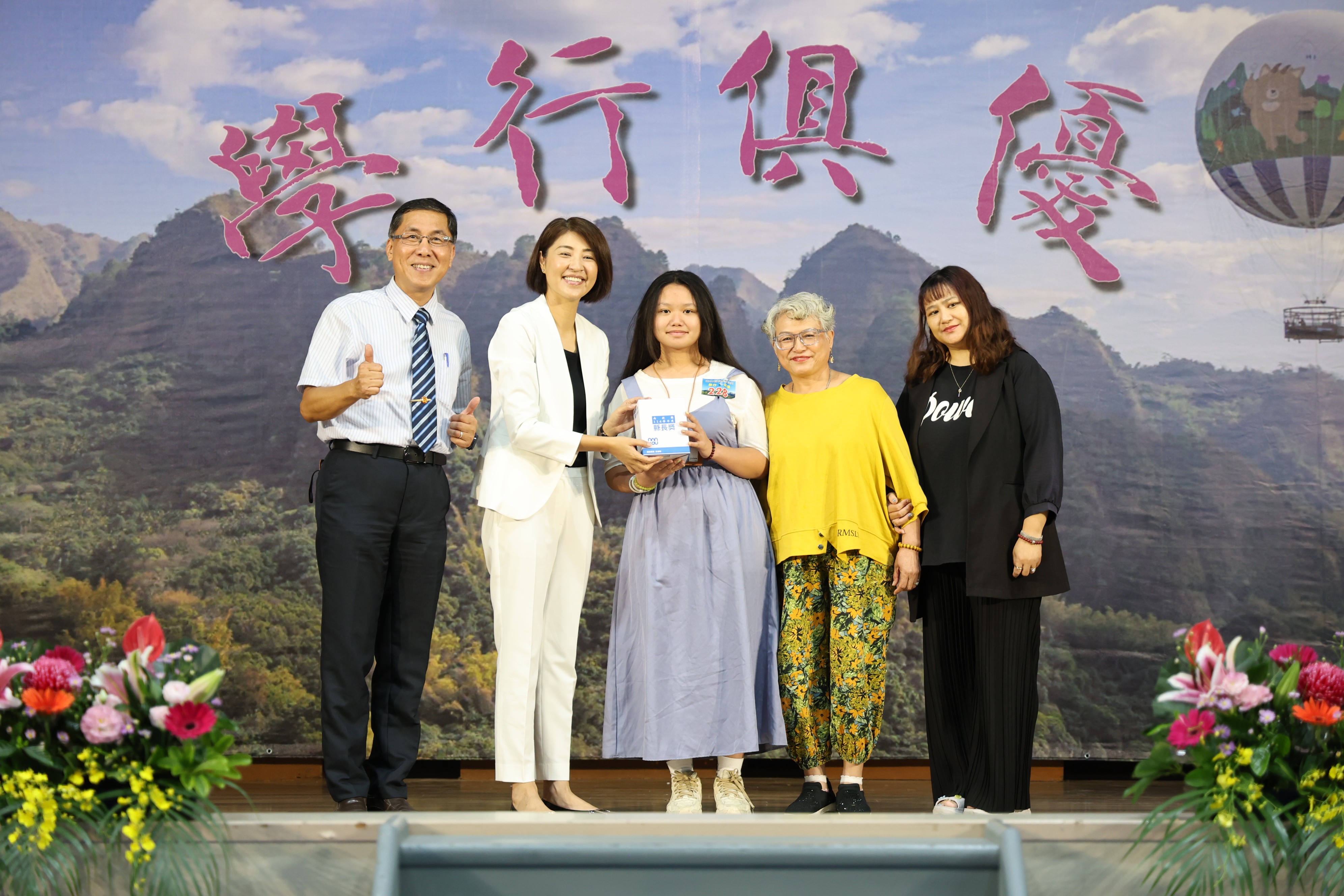 相關圖片3-許縣長頒發縣長獎 表揚全縣408位畢業生
