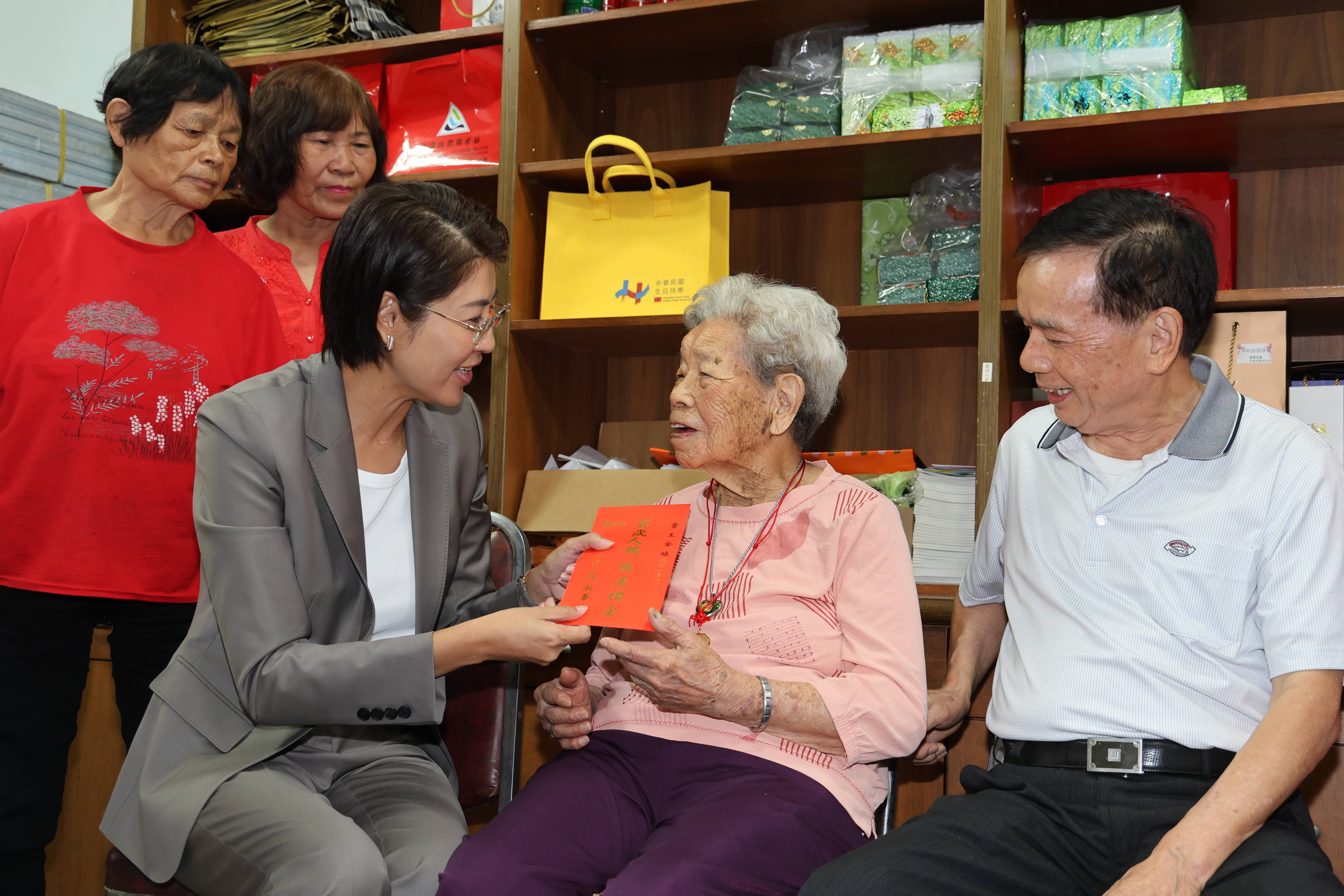 相關圖片2-重陽孝親許縣長敬老訪人瑞  竹山黃王金娘105歲高齡 耳聰目明行動自如好福氣