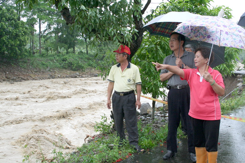 圖片-卡玫基颱風來襲  縣長李朝卿冒雨巡視南投、中寮災情