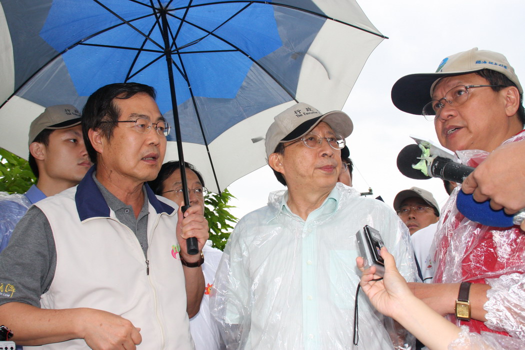 圖片-李縣長陪同行政院劉院長視察小溪橋、樟平溪災情