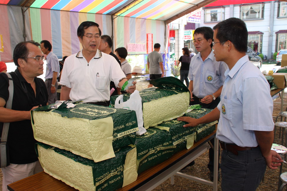 圖片-李縣長出席2008年度毛茶交易市場  肯定該活動提供安全可靠交易平台