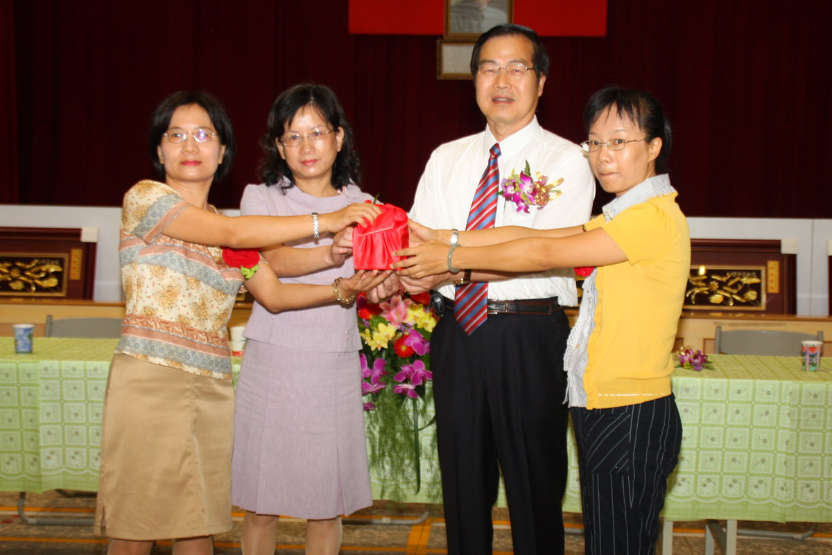 圖片-李縣長主持校長交接典禮  勉勵提升校園競爭力
