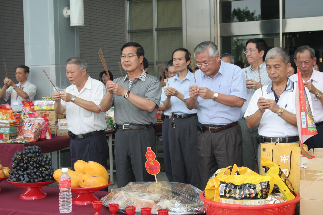 圖片-中元普渡  李縣長率員工祈求縣政順利 闔境平安
