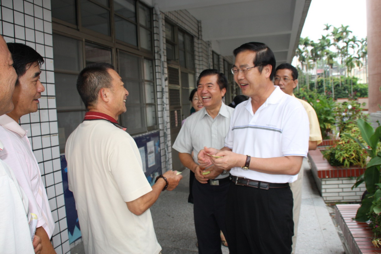 圖片-李縣長至南投社大發號碼牌 肯定縣民學習精神