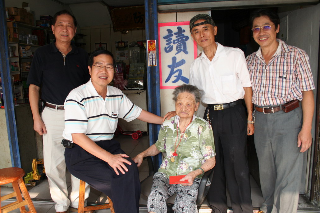 圖片-縣長李朝卿走訪南投市人瑞  相約明年再見